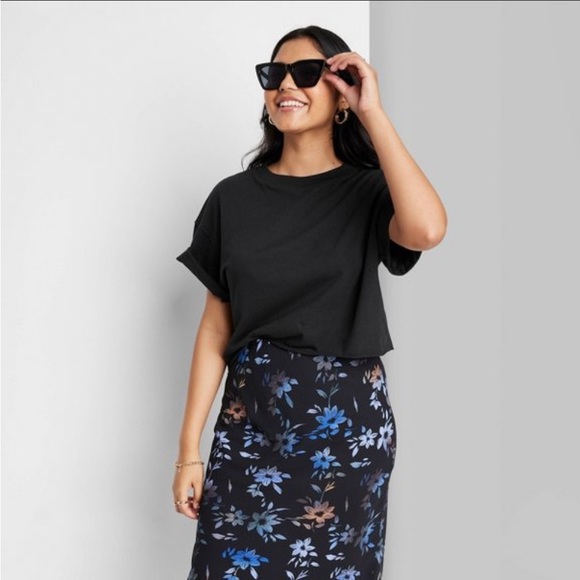 𝅺NWT Wild Fable Large Boxy Round Neck Black Short-Sleeve Crop Top - Picture 1 of 5